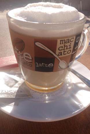 Latte Macchiato im Sonnenschein