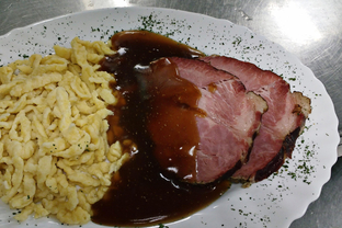 zwei Scheiben Kasseler Nacken mit hausgemachten Eierspätzle und Bratensoße